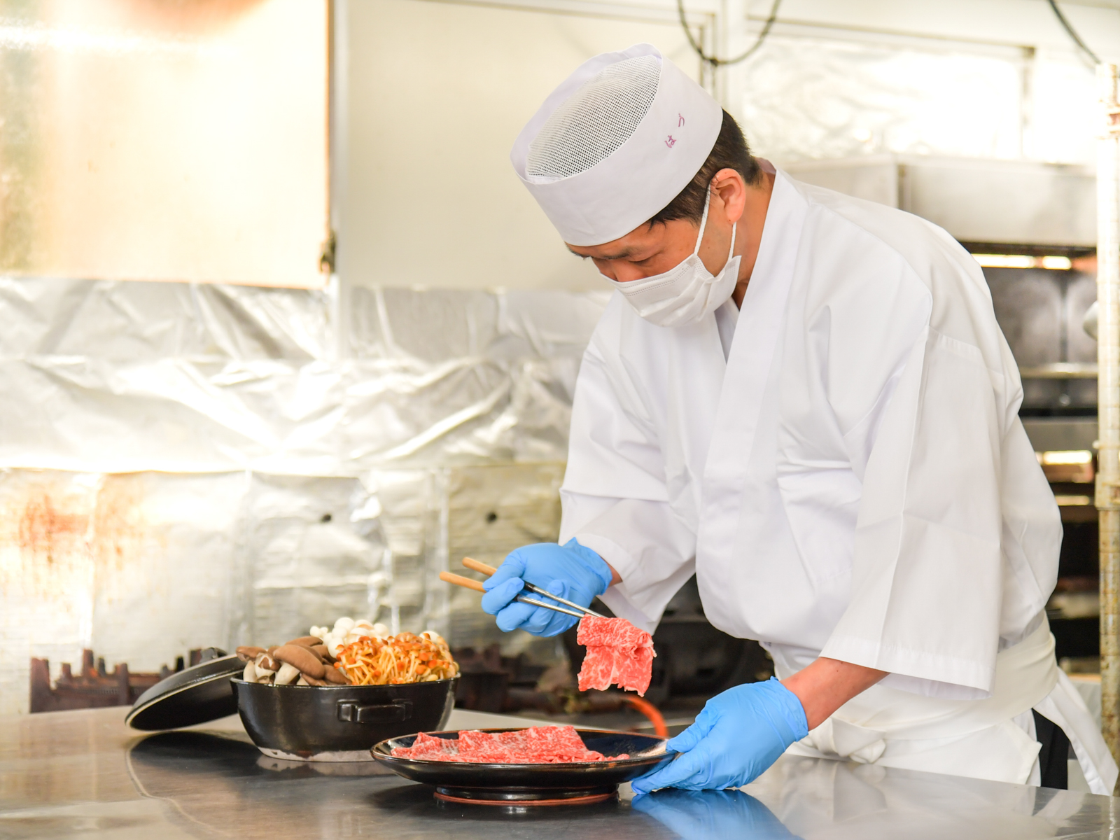 料理長の甫立 雄一（ほだて ゆういち）さん。「お客様に季節を感じていただきたい」と、四季折々の奥三河の旬を取り入れた料理を提供