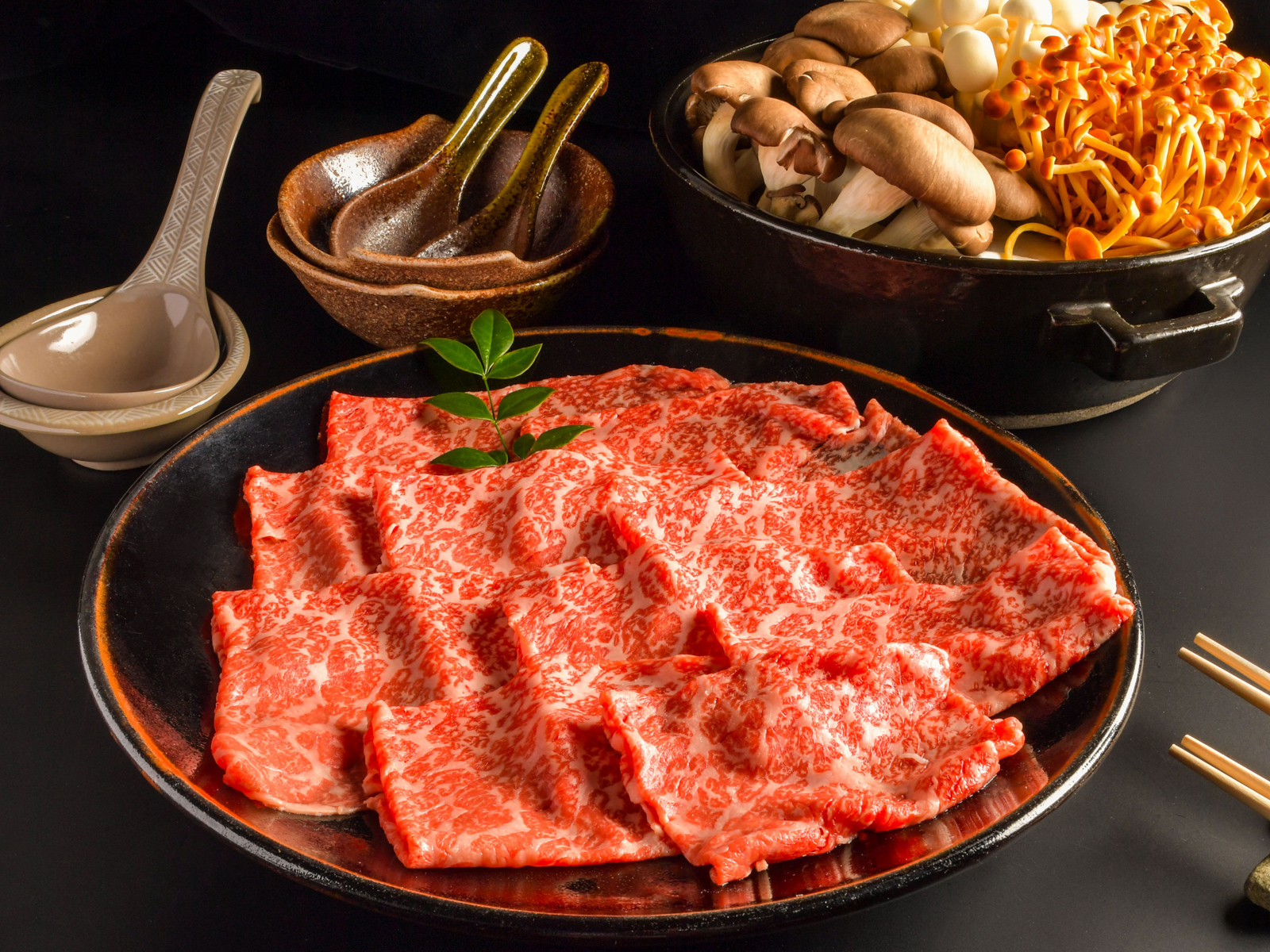 『鳳来牛のきのこしゃぶしゃぶ』１泊２食付きで14,300円〜。※料金はご宿泊日/お部屋タイプ/ご宿泊人数により変動しますのでご了承ください