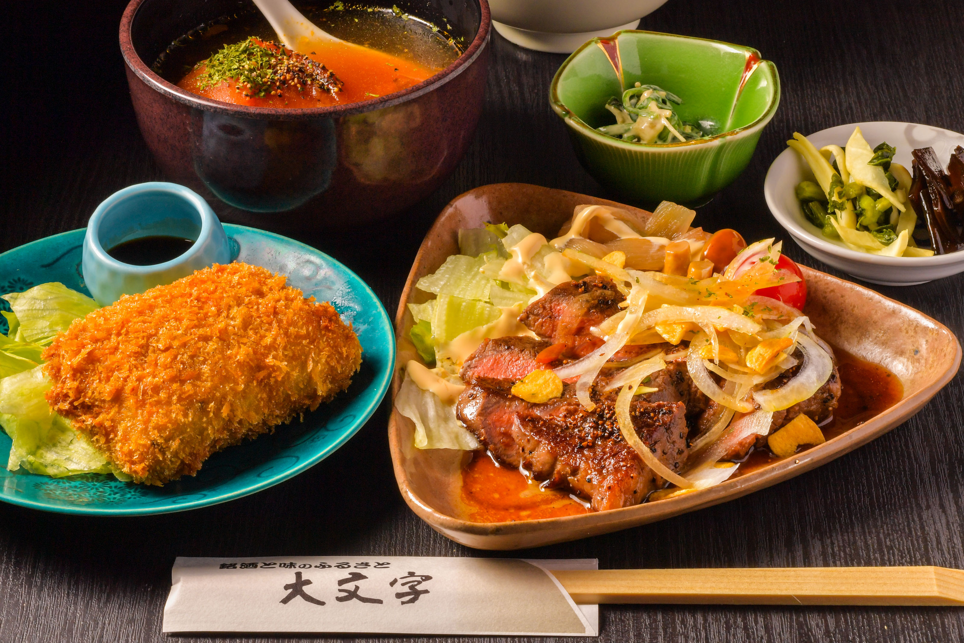 『ホリデー』の３品。モモの部位を低温調理でシンプルに焼いた「鳳来
									牛」に、「トマトのおでん」、「里芋のコロッケ」も合わせて