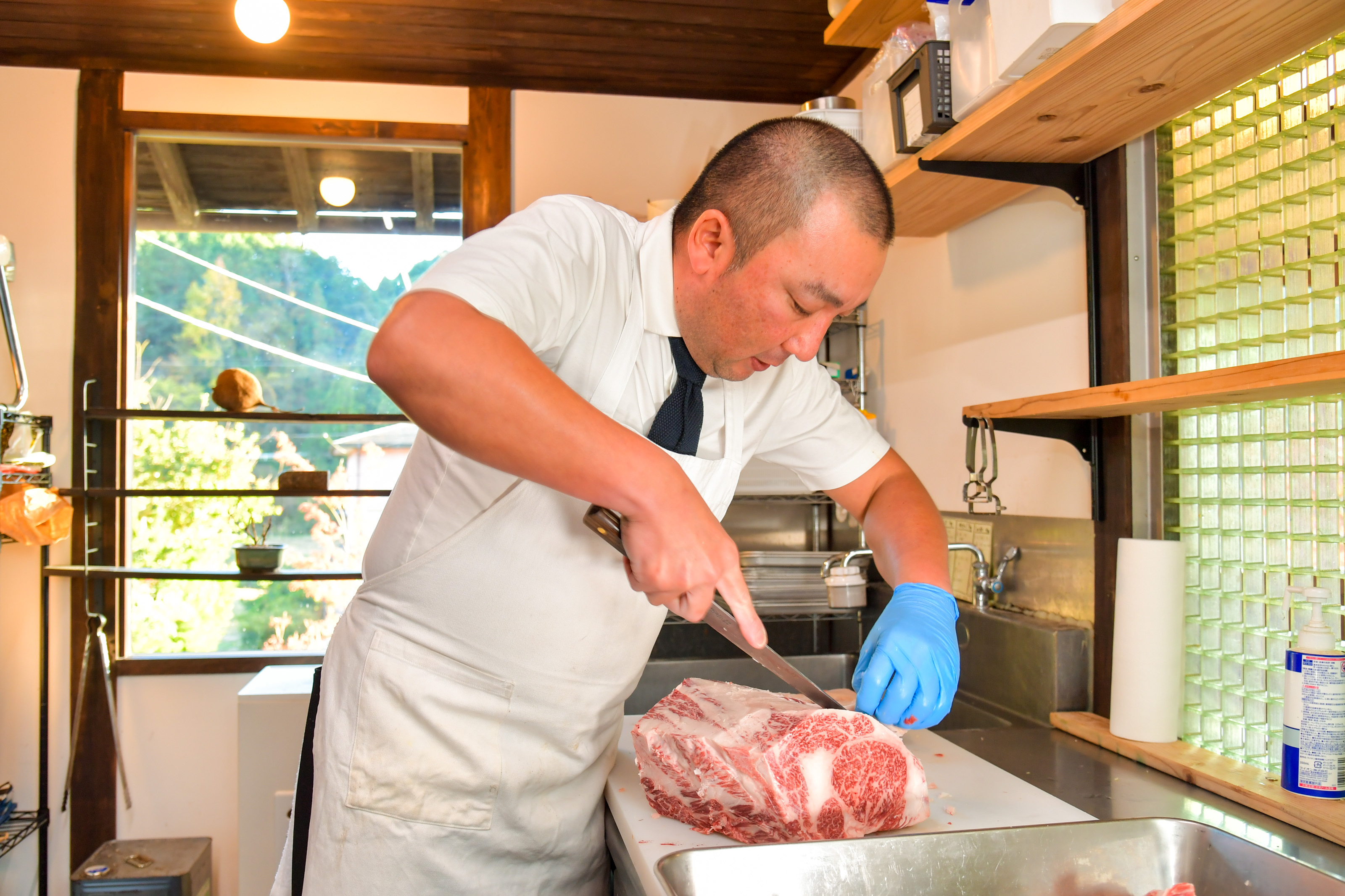 オーナーの小笠原 大樹（おがさわら ひろき）さん。精肉卸と飲食の両経験を生かし「自店自消」をテーマに、お肉のおいしさを伝えている