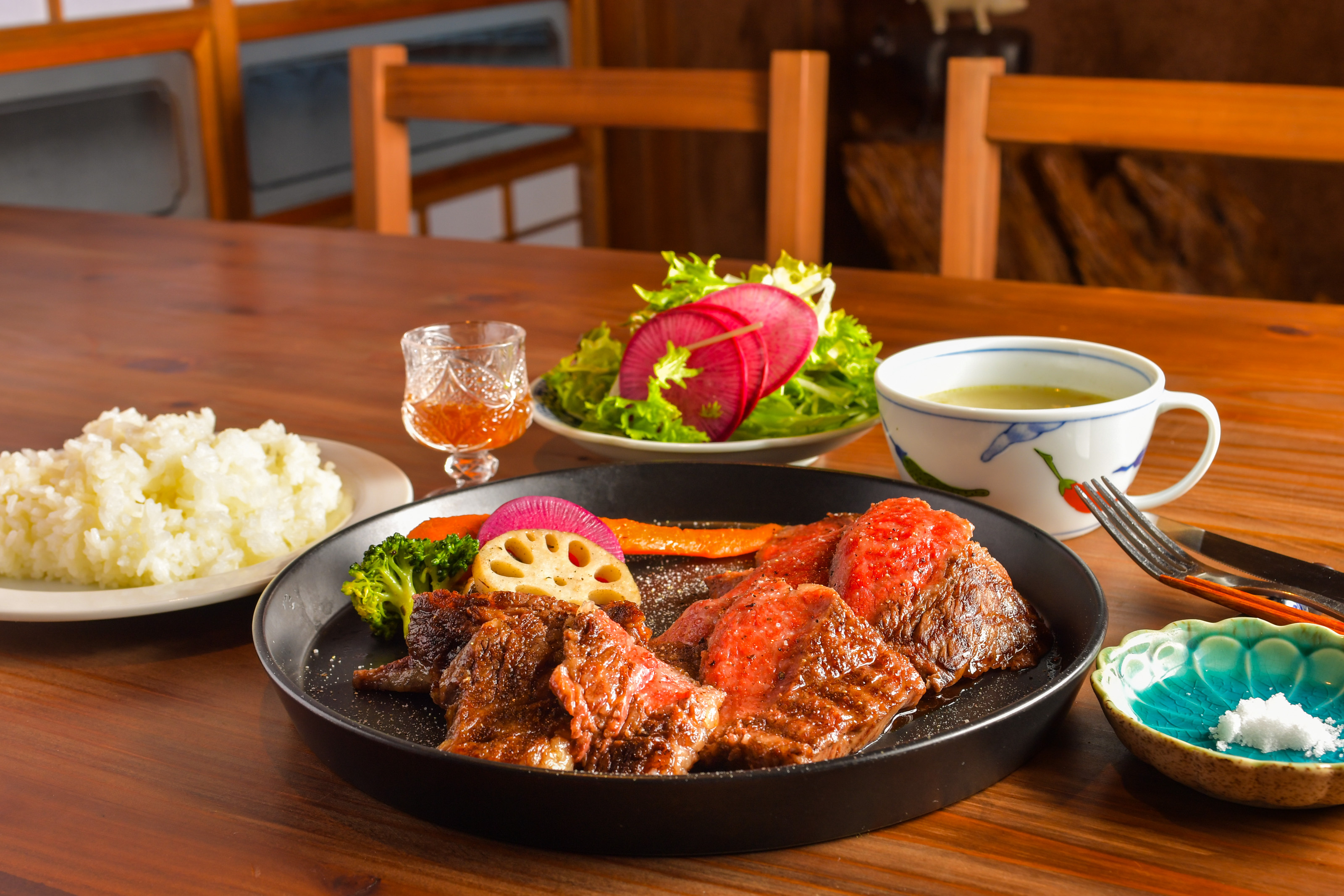 『奥三河鳳来牛堪能セット』4,000円。ライス、日替わりスープ、地元野菜のミックスサラダ、付け合わせには根野菜が付きます