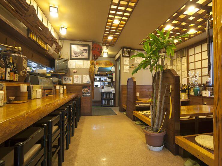 店内はテーブル席、座敷など、様々なタイプを用意しています