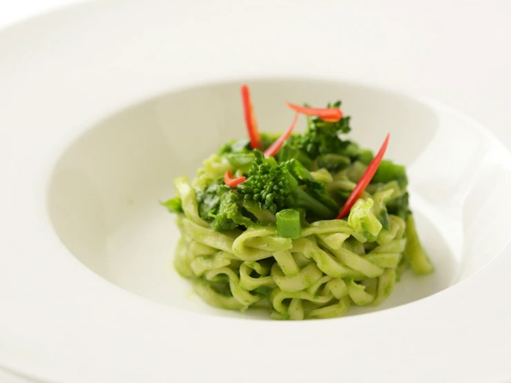 菜の花のピュレで和えた　セモリナ粉のキタッラと生唐辛子