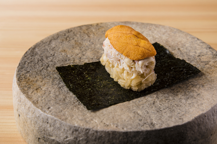 毛ガニとバフンウニの海苔巻き