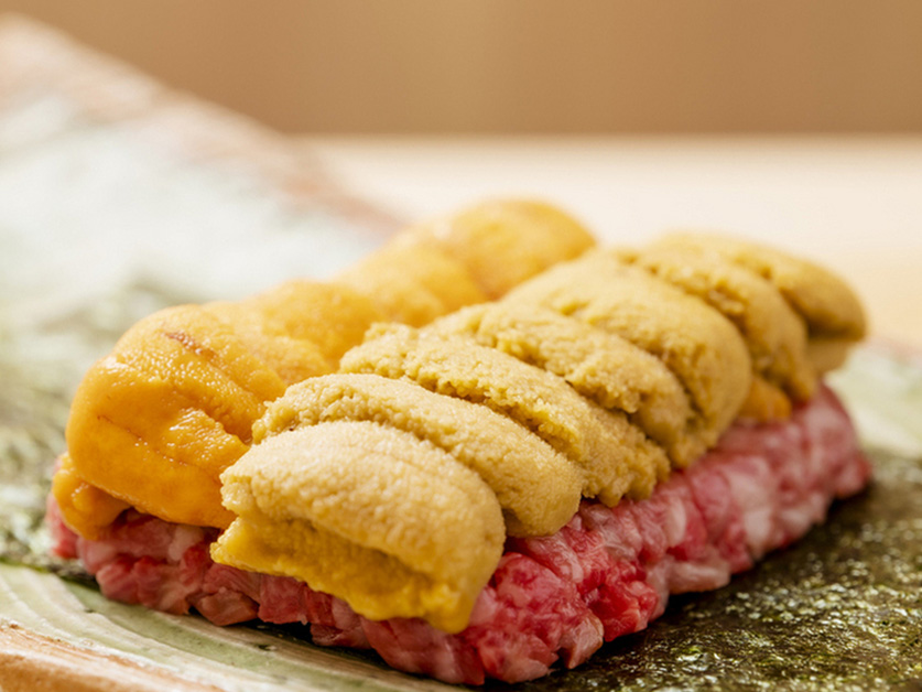 和牛のちかみつ雲丹ユッケドッグ ～銘柄別雲丹の2種乗せ～