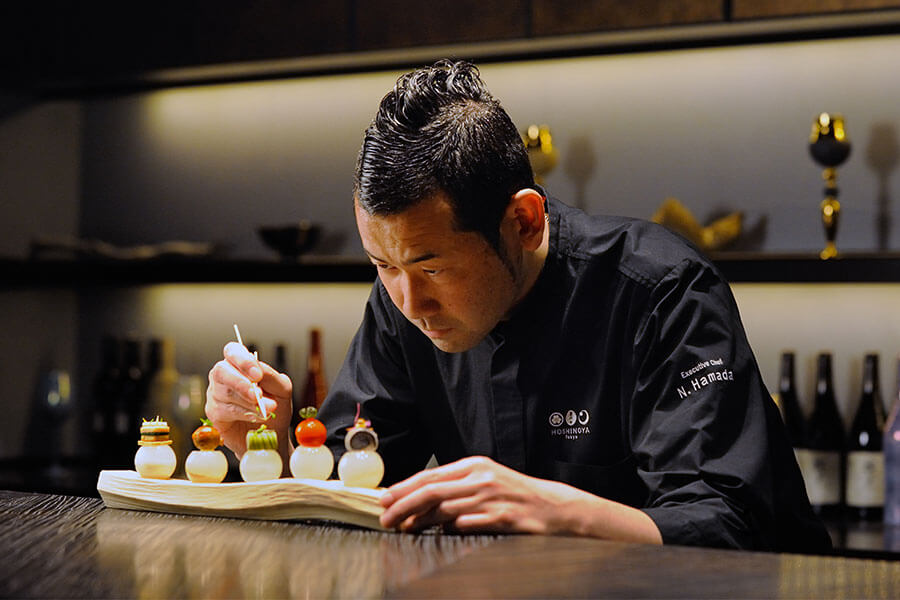 調理をしている料理人