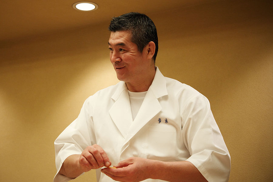 調理をしている料理人