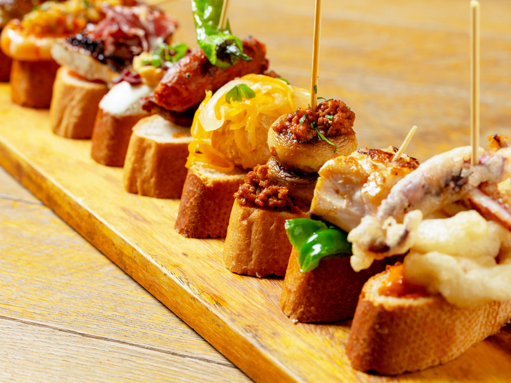 お酒を片手にピンチョスやタパスを楽しむ。オシャレな空間が魅力のバル｜大阪・本町【gastroteka bimendi】